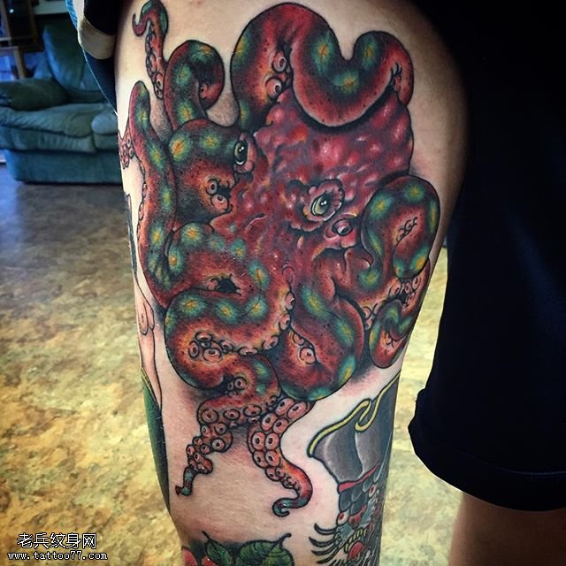 大腿上的章鱼纹身图案