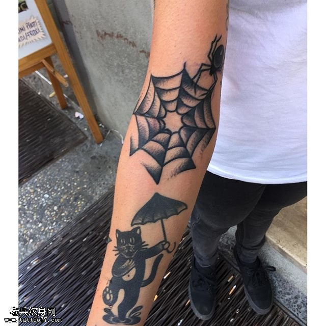 手臂经典的蜘蛛网纹身图案