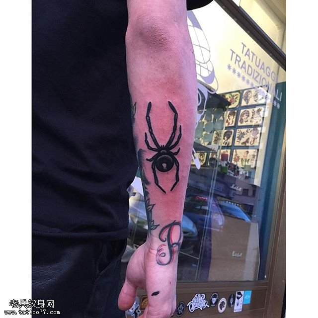 手臂上的小蜘蛛纹身图案