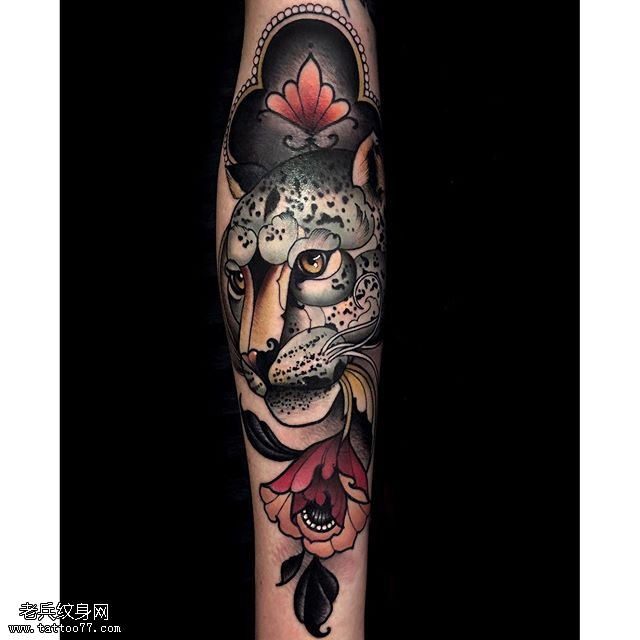 手臂的花豹纹身图案