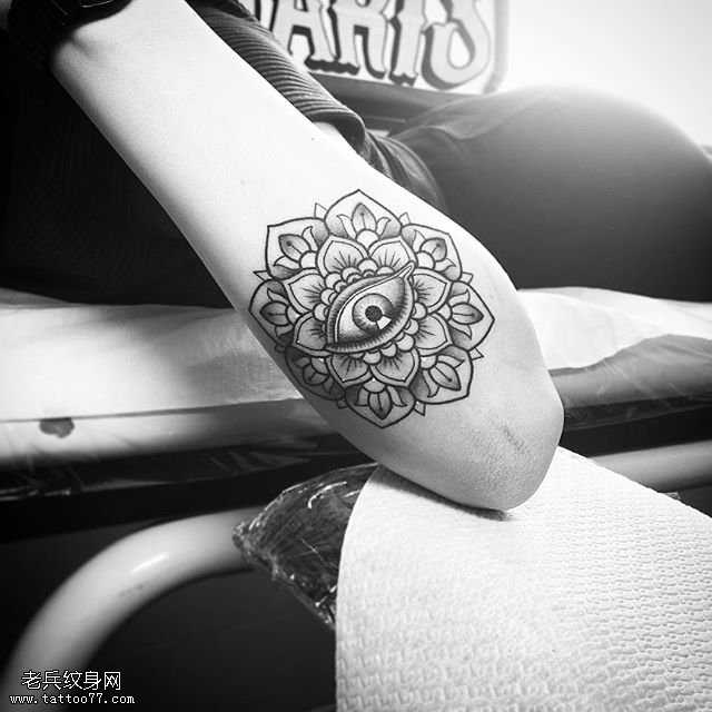 手臂经典的梵花眼纹身图案