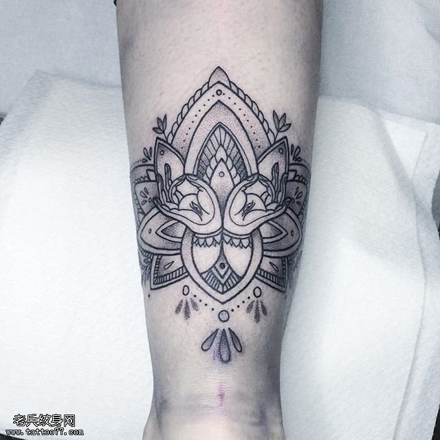 手臂经典莲花座纹身图案