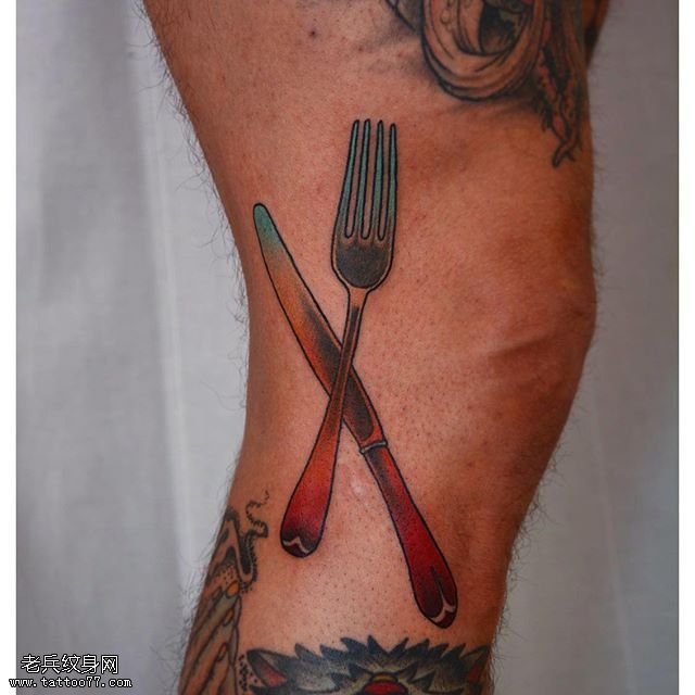 腿部的叉子刀纹身图案