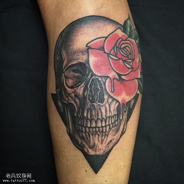 小腿经典的玫瑰骷髅纹身图案