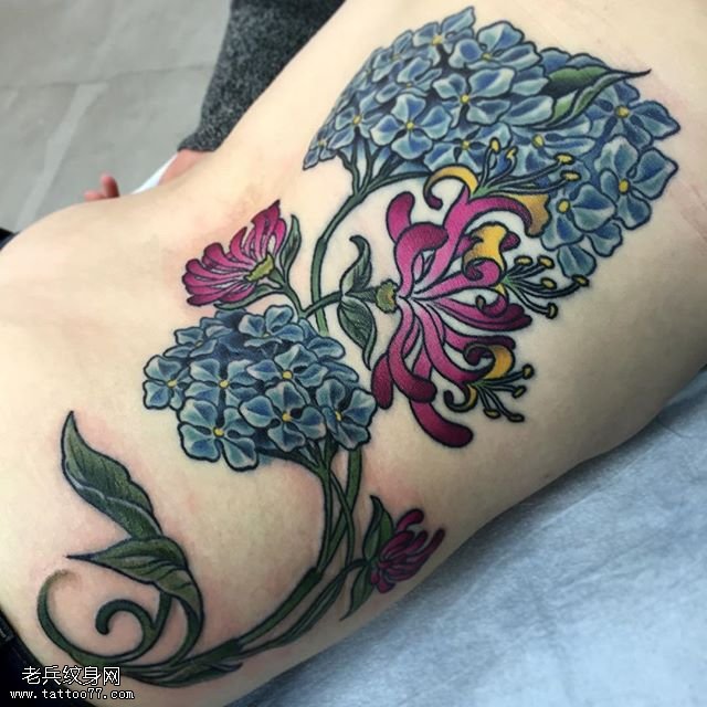 背部精美的花卉纹身图案