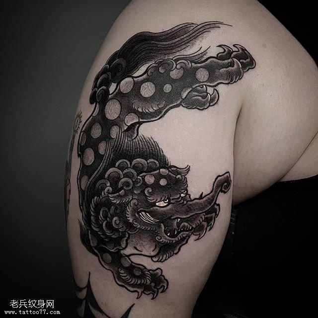 大臂上的貔貅纹身图案