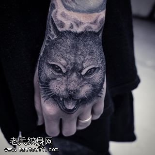 手面上点刺猫咪纹身图案