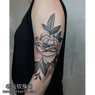 手臂经典点刺牡丹纹身图案