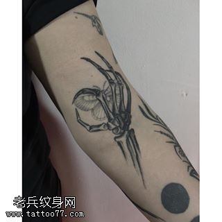 手臂的手骨架纹身图案