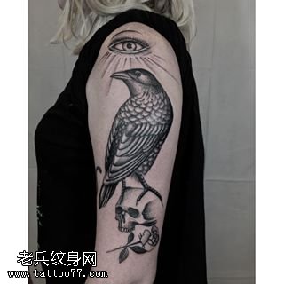 大臂上的鸟纹身图案