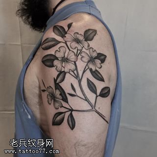 大臂上的一束花卉纹身图案