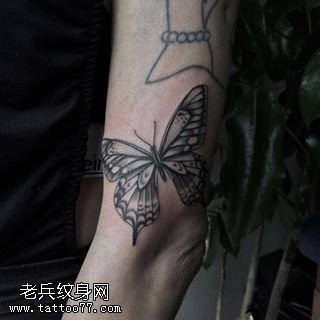 手臂经典点刺蝴蝶纹身图案