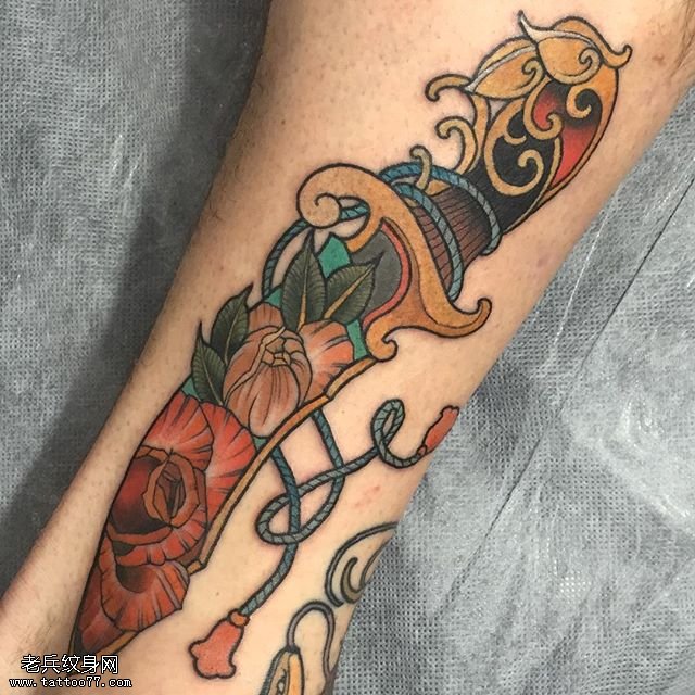 脚腕上花卉匕首纹身图案