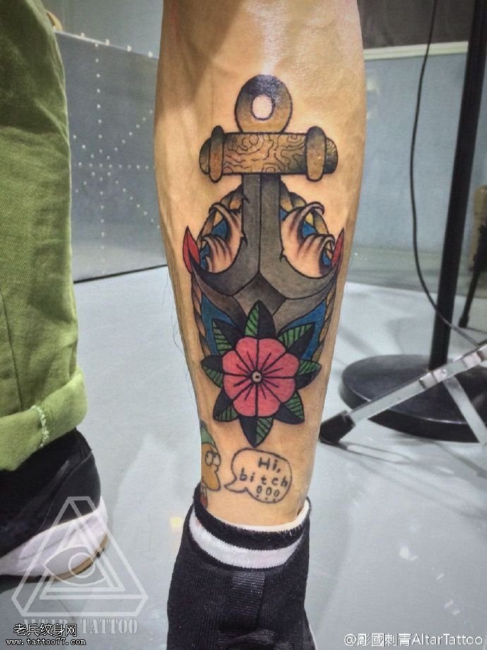 腿部的花船锚纹身图案