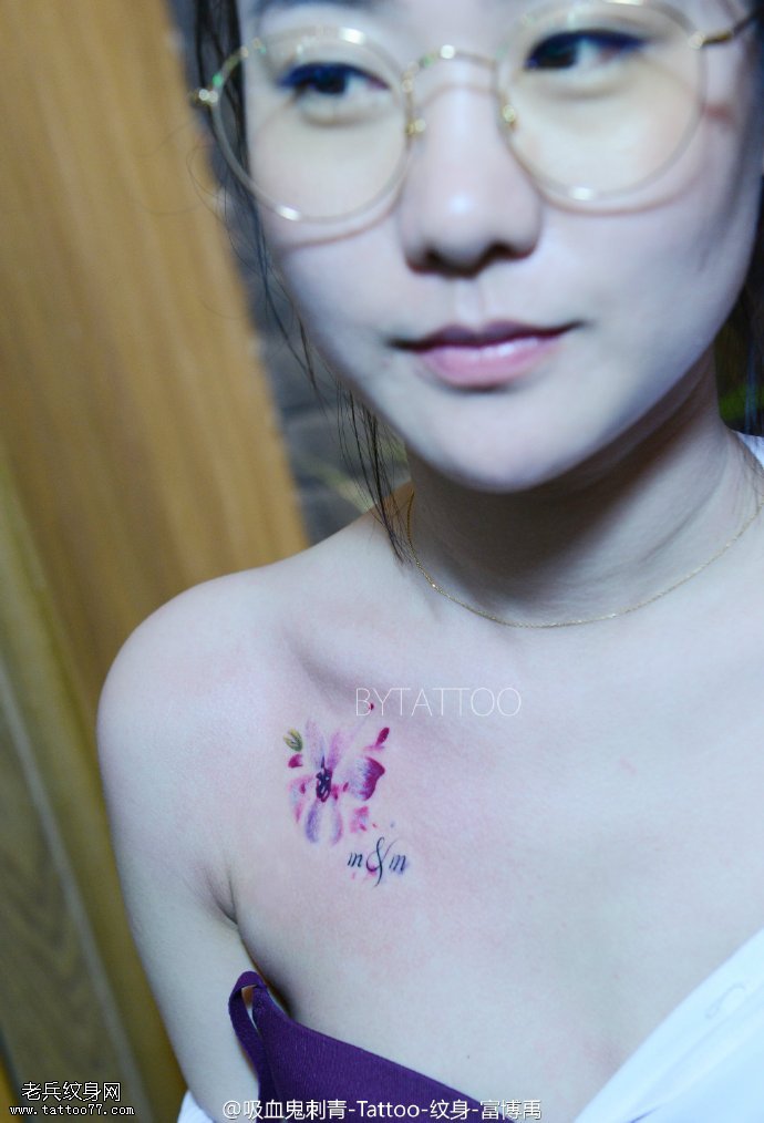 肩部唯美的小花纹身图案