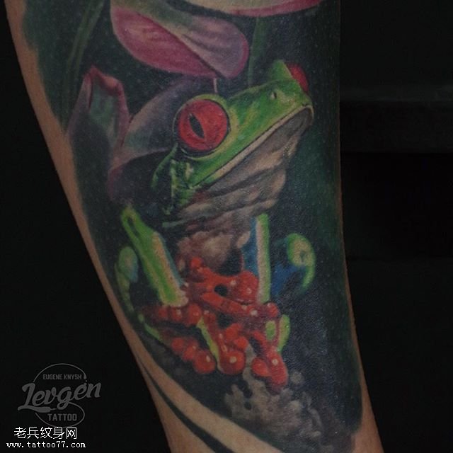 手臂上彩绘青蛙纹身图案