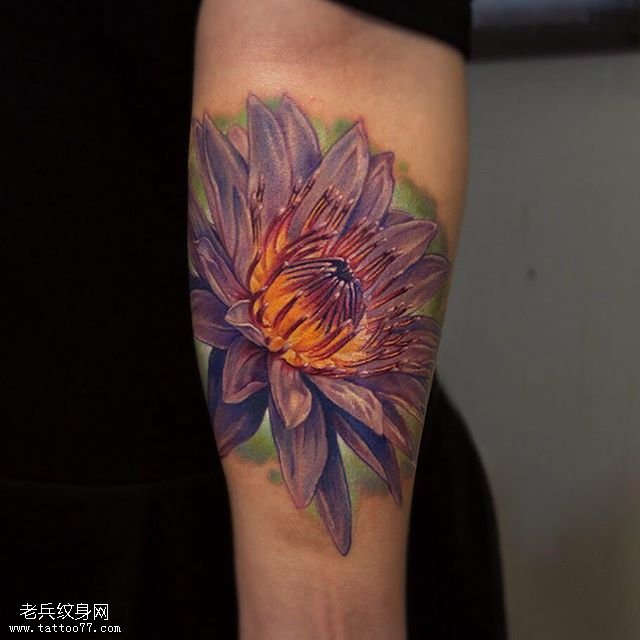 手臂经典的雏菊纹身图案