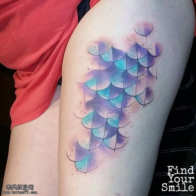 大腿彩色的图腾纹身图案