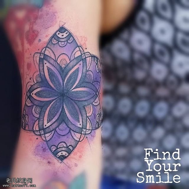 手臂上彩绘梵花纹身图案