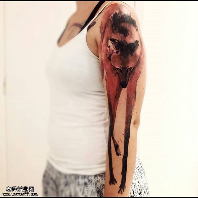 大臂上狼纹身图案