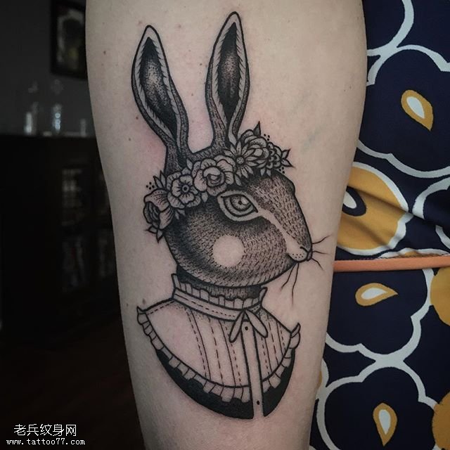 腿部经典的兔子纹身图案