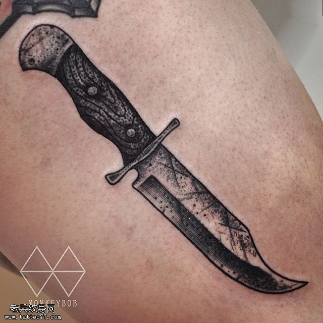 大腿上的一把匕首纹身图案