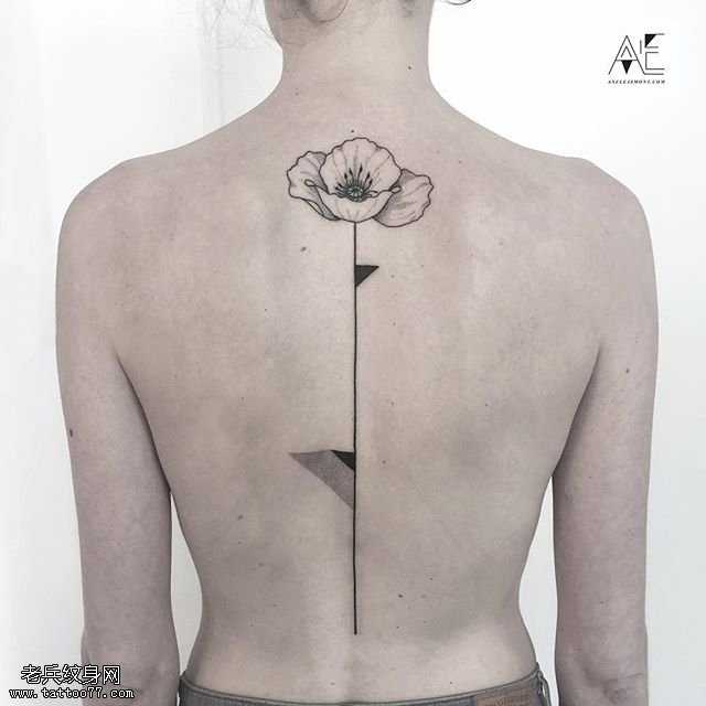 脊梁上的一枝花纹身图案