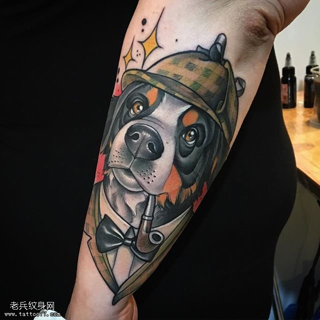 手臂叼烟斗的狗狗纹身图案