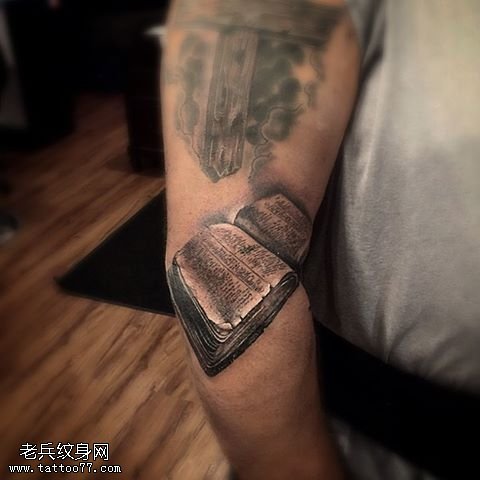 手臂古老的秘籍纹身图案