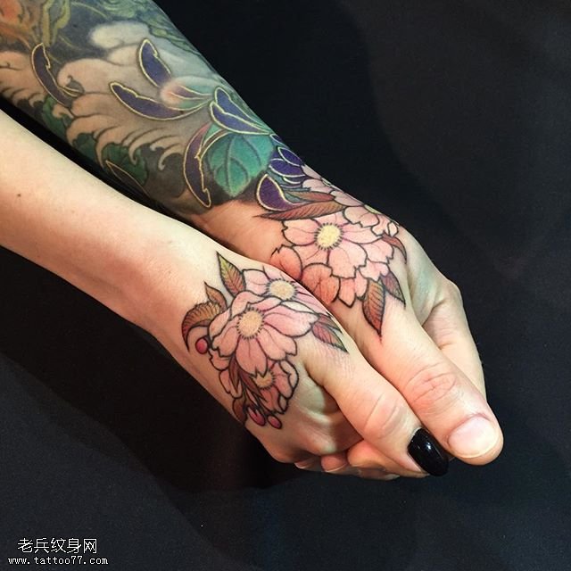 手面上的海棠花纹身图案