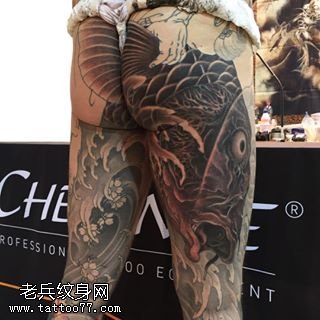 臀部蹿腾经典的锦鲤纹身图案