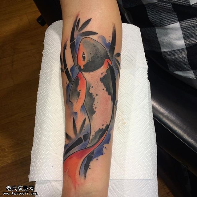 手臂水墨的鱼纹身图案