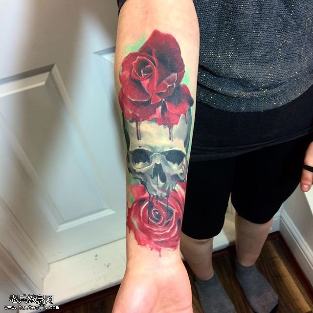 手臂水墨玫瑰骷髅纹身图案
