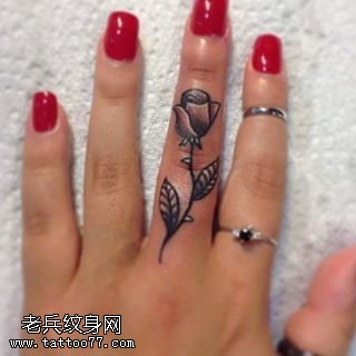 手指上的玫瑰纹身图案