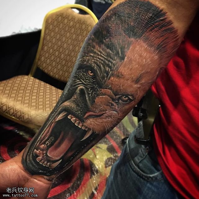 手臂经典的大猩猩纹身图案