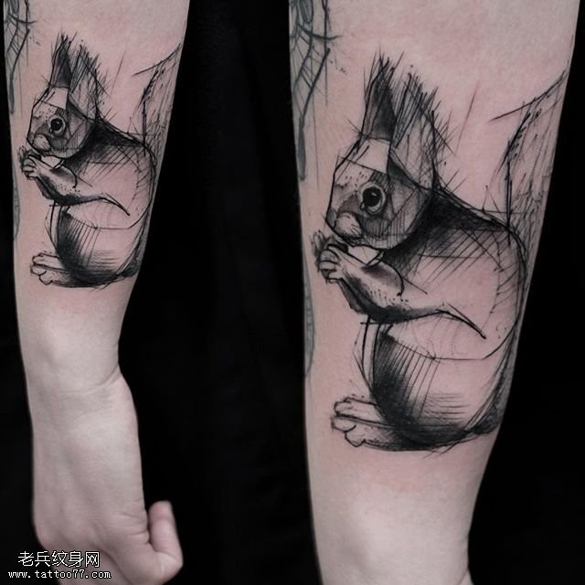 手臂的线条兔子纹身图案