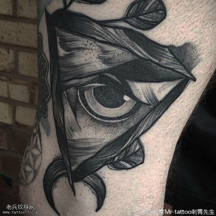 大腿线条三角眼纹身图案