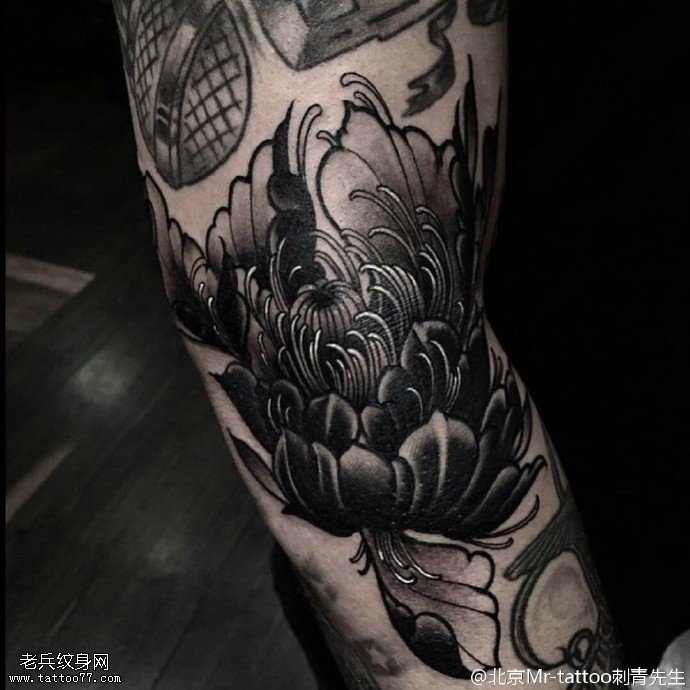 腿部的菊花纹身图案