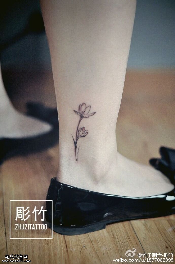 脚腕上的线条莲花纹身图案