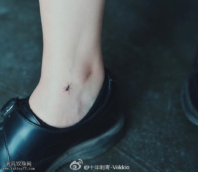脚部的蚂蚁纹身图案