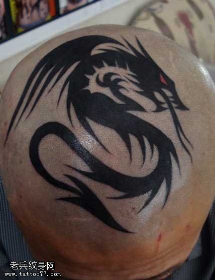 男士头顶长翅膀龙纹身图案