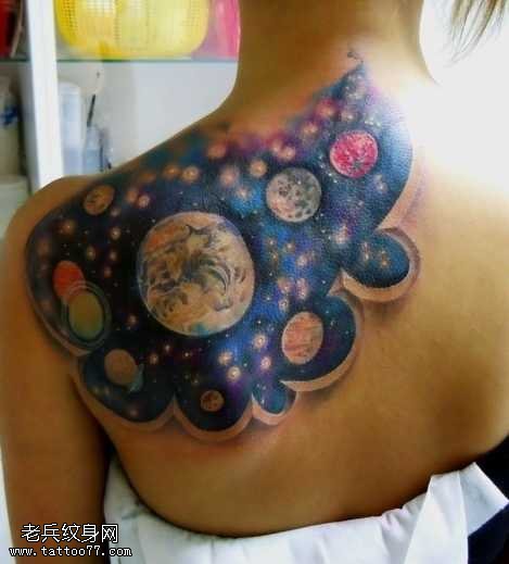 肩部星空纹身图案