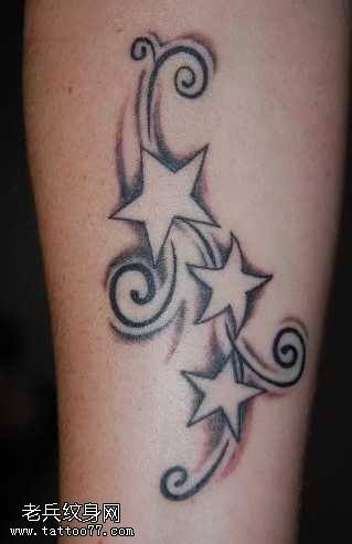 手臂上一款星星纹身