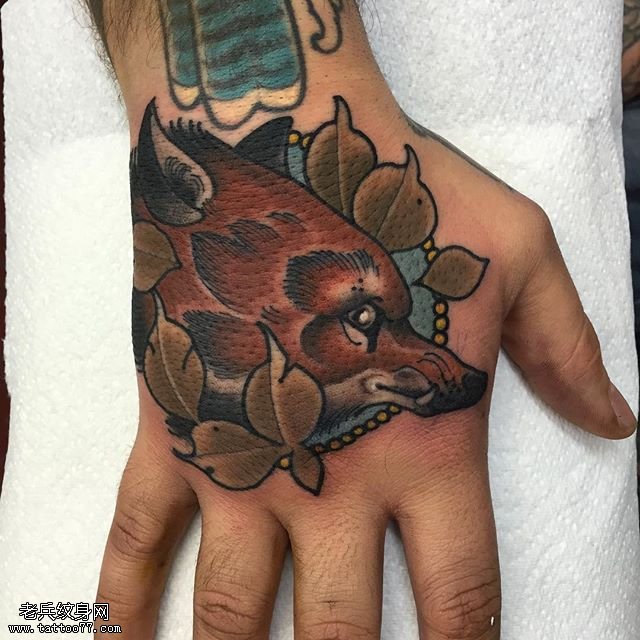 手部的彩绘狼纹身图案