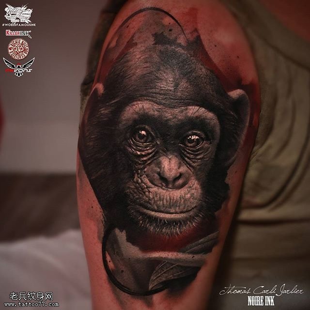 大臂上逼真写实的猩猩纹身图案