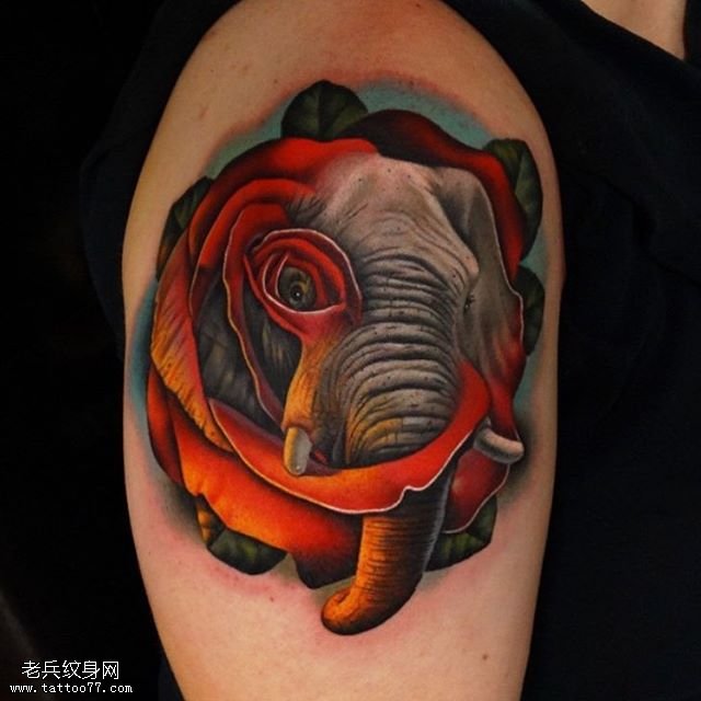 大臂上的彩色大象纹身图案