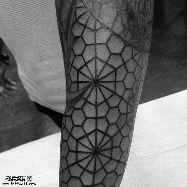 手部线条蜘蛛网纹身图案