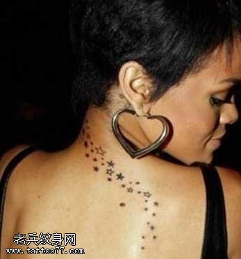 蕾哈娜的星星纹身图案