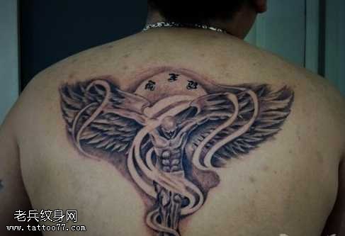 男士背部一款守护天使纹身图案