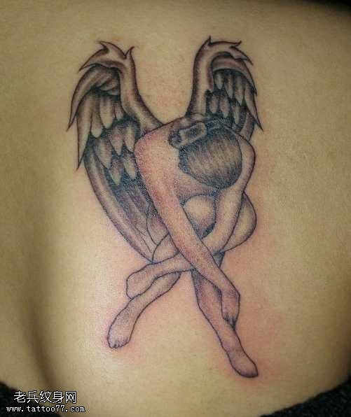 背部右肩上的天使纹身图案